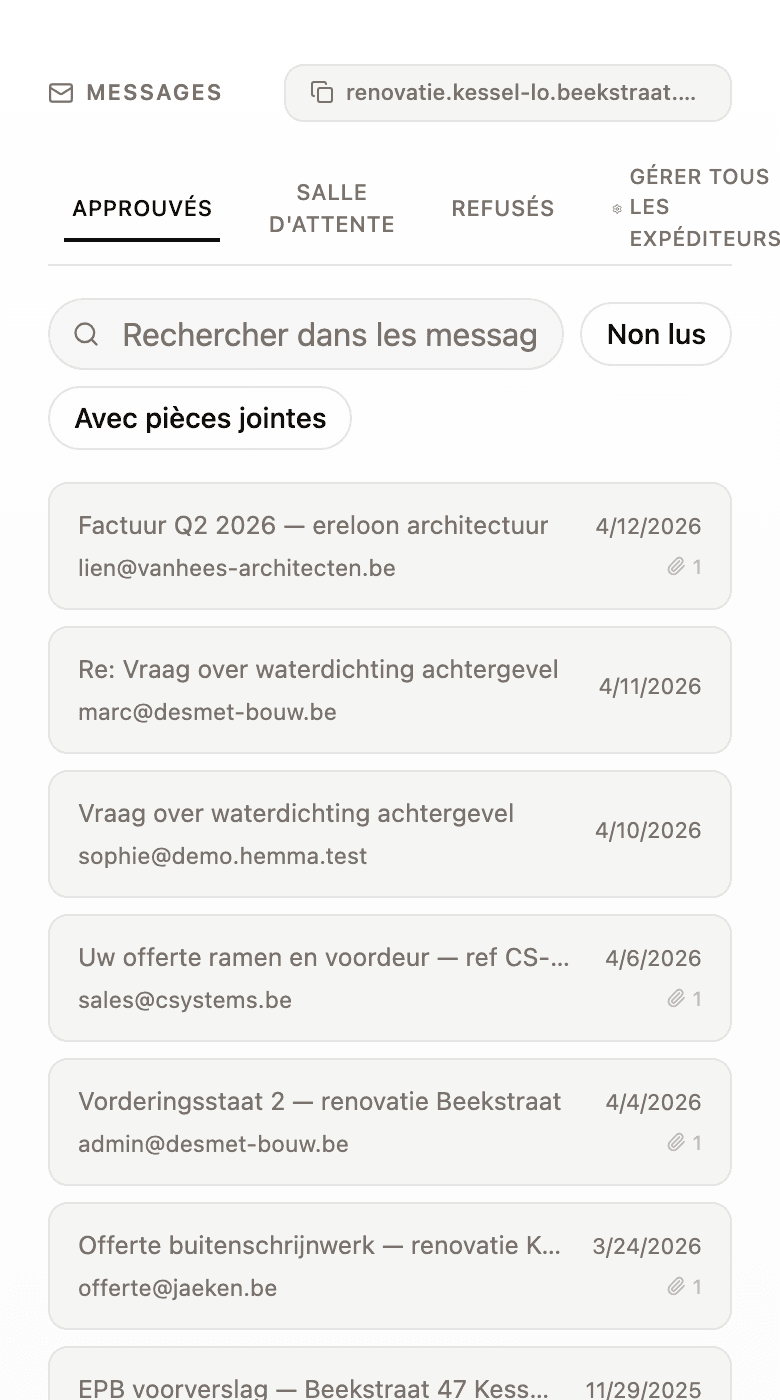 La boîte de réception des messages avec les e-mails reçus, l'expéditeur et les pièces jointes