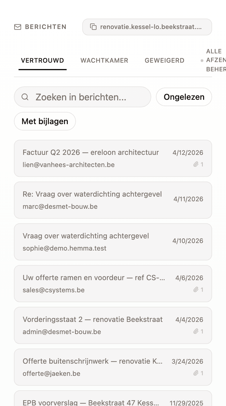 Het berichtenvenster met ontvangen e-mails, afzender, onderwerp en bijlagen