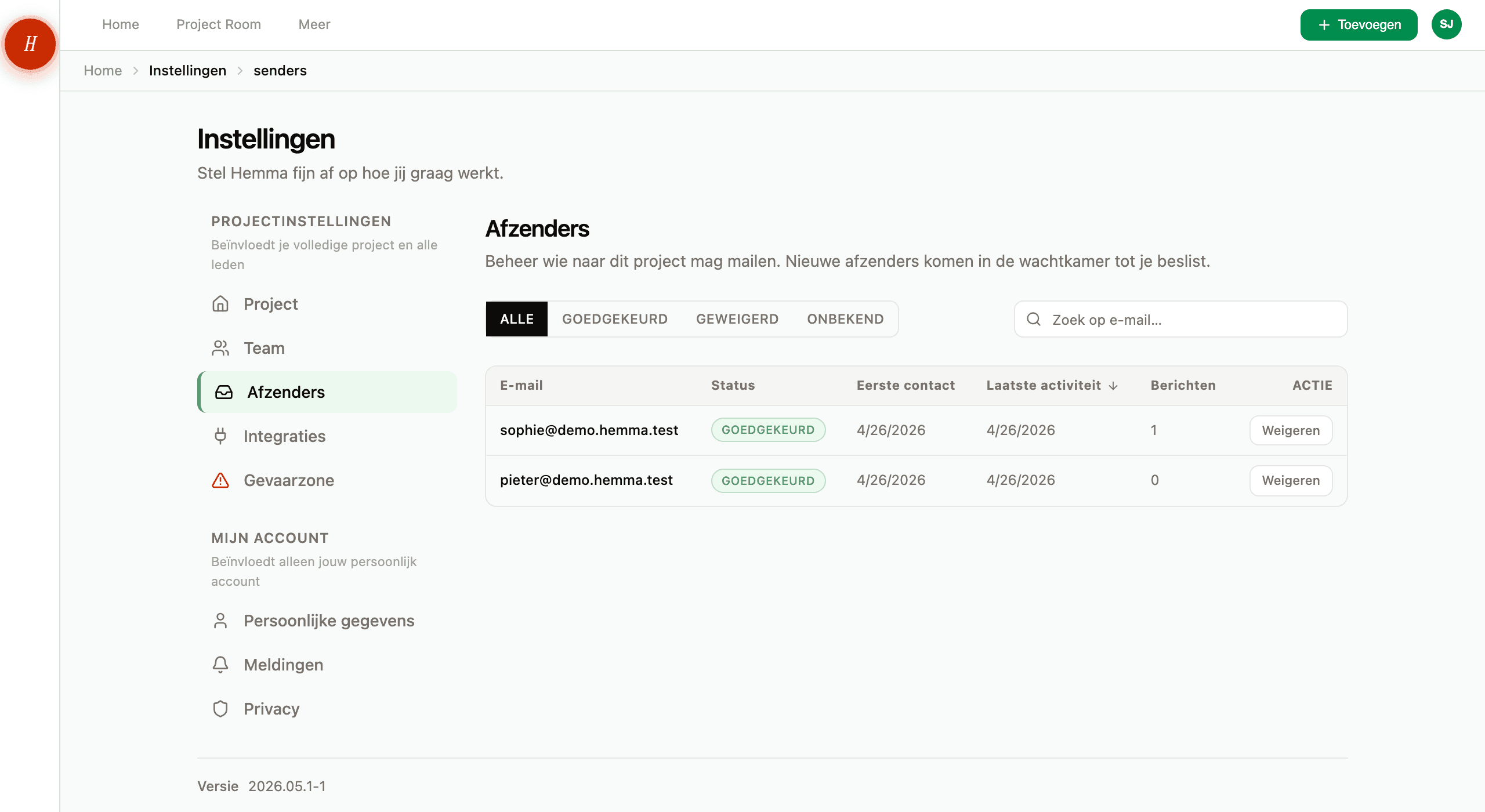 De Afzenders-instellingenpagina met filtertabs voor Alles, Goedgekeurd, Geweigerd, Onbekend en een rij per afzender met status, laatste activiteit, aantal berichten en een actieknop